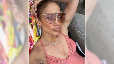 Jennifer Lopez Dons Plunging Pink Swimsuit, Poses Poolside During Fourth Of July Celebrations - etcanada.com
