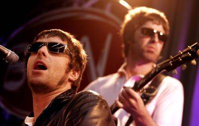 Noel and Liam Gallagher once planned to “annihilate” fan who threw shoe at them on stage - www.nme.com - USA