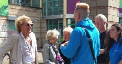 Rod Stewart snapped outside Edinburgh Tesco as he chats with locals between sell out gigs - www.dailyrecord.co.uk