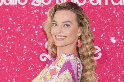 Margot Robbie Revives Crimped Hair At ‘Barbie’ Premiere In Mexico City - etcanada.com - Hollywood - city Mexico City