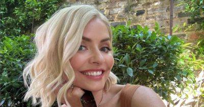 Holly Willoughby 'so hot' as she reveals cocktail of choice in stunning snap after sharing heartbreaking news - www.manchestereveningnews.co.uk - city Sandra