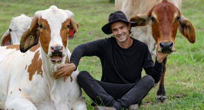 “Cuddling cows changed my life": How these gentle giants are bringing comfort to those in need - www.newidea.com.au