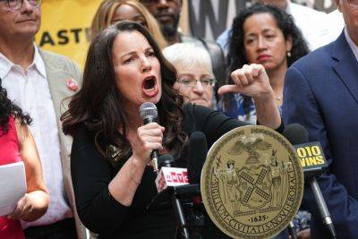 Fran Drescher Addresses SAG-AFTRA Picketers In New York: “AMPTP’s Maniacal Corporate Culture For Greed Must Stop” - deadline.com - New York - county Hall