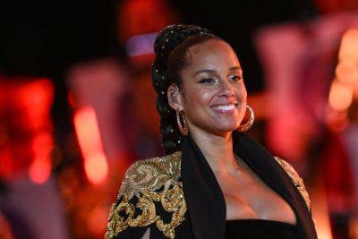 Alicia Keys’ 8-Year-Old Son Guards The Stage During Concert Due To Wave Of Bad Audience Behaviour - etcanada.com