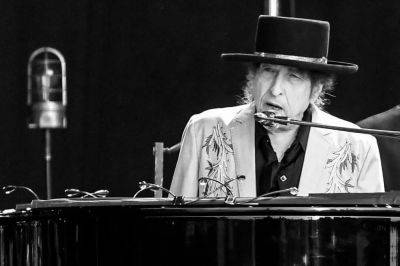 Bob Dylan Speaks On Death Of Robbie Robertson, His “Lifelong Friend” - deadline.com - Australia
