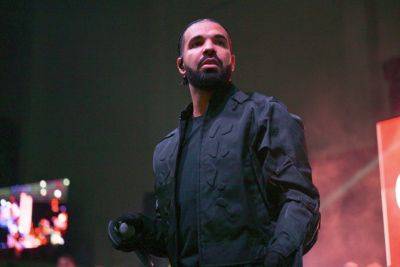 Drake Gets Biggest Bra Of His Tour Yet Thrown At Him On Stage - etcanada.com - New York - city Brooklyn - county Dallas
