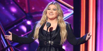 Kelly Clarkson's Lookalike Daughter River Rose Fearlessly Duets With Her During Vegas Residency - www.justjared.com - Las Vegas