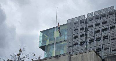 Flag flying at half mast outside court in tribute to the victims of baby killer Lucy Letby - www.manchestereveningnews.co.uk - Manchester