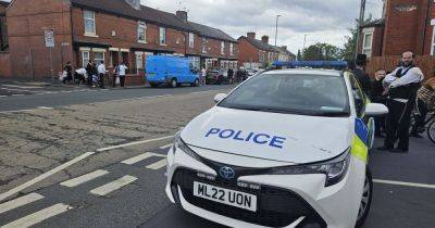 Armed police flood busy shopping street after 'man with knife' seen smashing windows - www.manchestereveningnews.co.uk