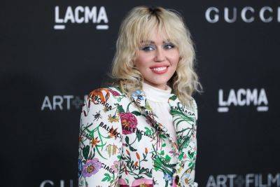 Miley Cyrus Recreates ‘Hannah Montana’ Meme While Promoting New Single ‘Used To Be Young’ - etcanada.com - Montana