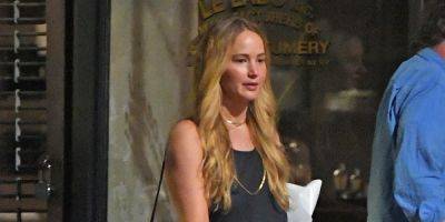 Jennifer Lawrence Enjoys Dinner With Friends in NYC! - www.justjared.com - New York - Los Angeles