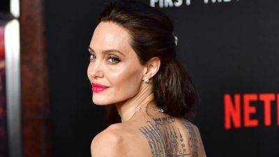 Angelina Jolie's Mystery Middle Finger Tattoos Explained After Fans Speculate Link to Ex Brad Pitt - www.etonline.com - New York