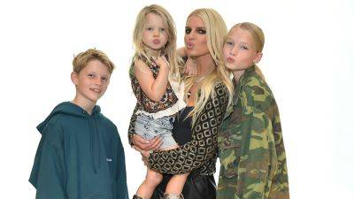 Jessica Simpson Says Her Kids Love Watching 'Newlyweds' as Daughter Maxwell Crashes Her Interview (Exclusive) - www.etonline.com