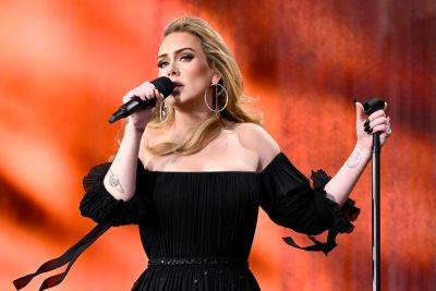 Adele Halts Las Vegas Gig To Call Out Security Guard For ‘Bothering’ Fan - etcanada.com - Las Vegas
