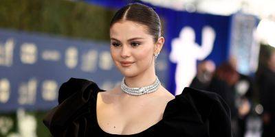 Selena Gomez Reveals She Broke Her Hand & Had To Have Surgery On It - www.justjared.com