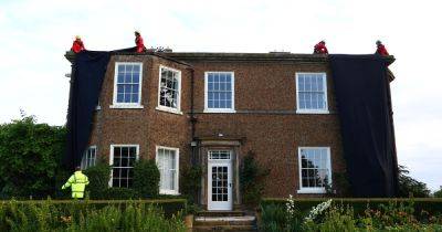 Four Greenpeace protesters climb on top of Rishi Sunak's Yorkshire mansion - www.manchestereveningnews.co.uk - Britain - California - Beyond