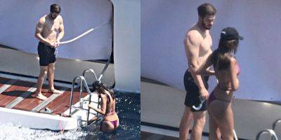 Andrew Garfield Showers Off on Yacht in Italy After Getting in a Swim - www.justjared.com - London - Italy - county Andrew