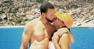 Stephen Curry Flashes Abs While Celebrating Anniversary With Wife Ayesha Curry in Greece - www.usmagazine.com - Hawaii - Greece - county Curry