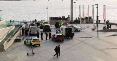 Armed police called to Liverpool waterfront after reports of 'teens with a gun' - www.manchestereveningnews.co.uk