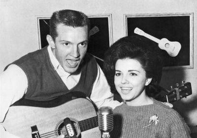 Ray Hildebrand Dies: “Paul” Of 1963 Teen Pop Hit Duet ‘Hey Paula’ Was 82 - deadline.com - Britain - New York - state Missouri - state Kansas