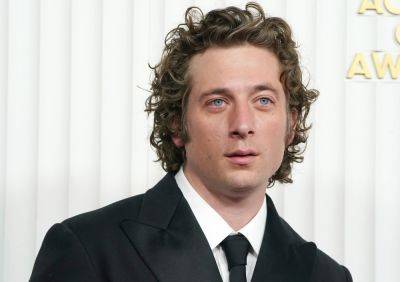 Jeremy Allen White Kisses Model Days After PDA Moment With Estranged Wife Addison Timlin - etcanada.com - Los Angeles - Los Angeles - county Ashley - county Riley - city Moore, county Ashley