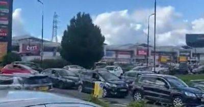"It was worse than Christmas": Shoppers trapped in Trafford Retail Park for TWO HOURS as others 'abandon cars' - www.manchestereveningnews.co.uk