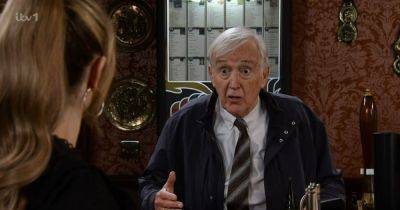 Coronation Street fans 'crying with laughter' as 'legend' called in to help save the Rovers - www.manchestereveningnews.co.uk