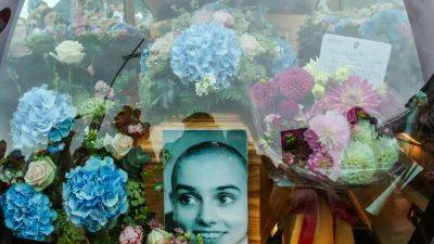 Sinéad O'Connor's Coffin Passes By Her Ireland Home as Fans Swarm to Pay Tribute - www.etonline.com - Ireland