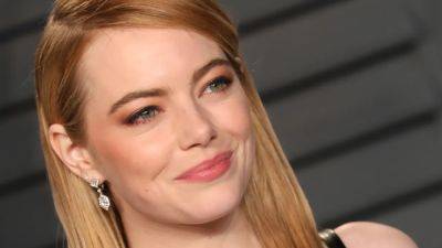 Emma Stone Debuted a Blonde Cool-Girl Bob That's Perfect for Summer to Fall - www.glamour.com - Santa