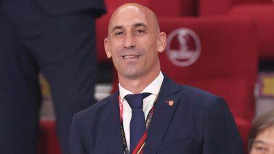 Spanish Soccer Federation President Luis Rubiales Resigns Following Unwanted Kiss During World Cup Final - deadline.com - Spain