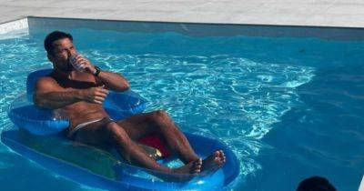 Mark Wright distracted by same detail in shirtless pool snaps as fans defend star over 'lack of common sense' - www.manchestereveningnews.co.uk