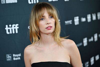 Maya Hawke On Working With Her Dad Ethan Hawke And His Unconventional Way To Compliment A Good Shot - etcanada.com - USA - Canada