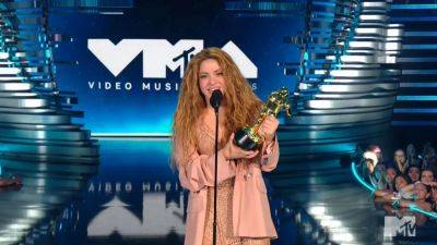 MTV VMAs: Shakira Performs Greatest Hits Medley & Accepts Video Vanguard Award - deadline.com - Spain - Colombia