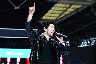 Nick Jonas Urges Fans To ‘Stop’ Throwing Things On Stage At Jonas Brothers Gig - etcanada.com - California - Sacramento, state California