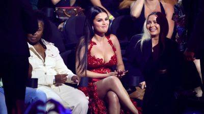 Selena Gomez's Mysterious VMAs Meme Clap Back, Explained - www.glamour.com