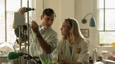 ‘Lessons in Chemistry’ Trailer: New Limited Series Starring Brie Larson Hits Apple TV+ On October 13 - theplaylist.net - county Lewis - city Pullman, county Lewis