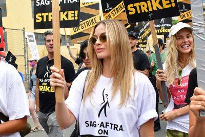 Margot Robbie Joins Picketers For SAG-AFTRA March In West Hollywood - etcanada.com - Australia - Hollywood