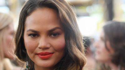 Chrissy Teigen Asked Moms on Twitter for Moral Support, and the Responses Are Hilarious - www.glamour.com