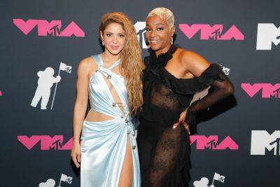 Tiffany Haddish Tries, And Fails, To Get Shakira’s Attention At VMAs In Backstage Clip, Photobombs Singer - etcanada.com