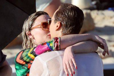 Sophie Turner Kisses Co-Star Frank Dillane While Filming After Joe Jonas Split - etcanada.com - Britain - Spain