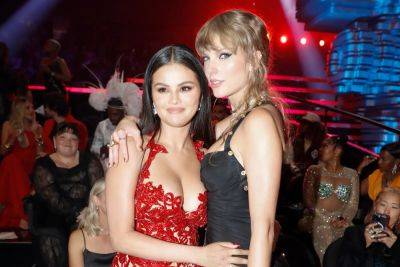 Selena Gomez And Taylor Swift Snap Bestie Selfies: See The Pics! - etcanada.com - Taylor - New Jersey