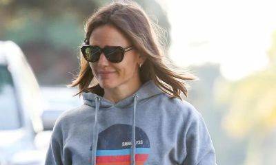 Jennifer Garner the giver: offers the shoes on her feet to an unhoused man - us.hola.com