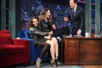 Katharine McPhee Responds As Resurfaced Clip Shows Russell Brand Bouncing Her On His Knee During ‘Tonight Show’ Appearance - etcanada.com