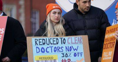 "People are dying unnecessarily": Consultants and junior doctors to stage first joint walkout in NHS history - www.manchestereveningnews.co.uk - Manchester