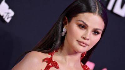 Selena Gomez Is Really Nailing Pumpkin Spice Latte Makeup - www.glamour.com