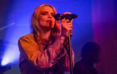 Fans fly “Free Sky Ferreira” banner over Capitol Records in latest protest - www.nme.com