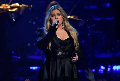Kelly Clarkson Sings With Street Performer In Vegas - etcanada.com - Las Vegas
