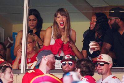 Watch As Taylor Swift Goes Wild & Shouts “Let’s F***ing Go” When Travis Kelce Scores TD Against Hapless Bears; Fox Switches Out Of Blowout At Halftime - deadline.com - Chicago - Arizona - Kansas City