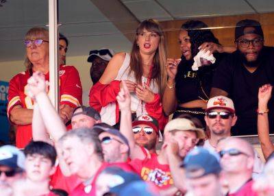 Taylor Swift Joins Travis Kelce’s Mom At Kansas City Chiefs Game - etcanada.com - Chicago - Philadelphia, county Eagle - county Eagle - Kansas City