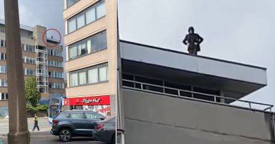 Boy caught on camera on top of derelict building as 'cops pelted with shards of glass and given middle finger' - www.manchestereveningnews.co.uk